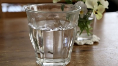 「むくみやすいので水を控える」はNG、むしろ悪化するかも。専門家が「必要な水分はしっかり摂取するべき」と語る理由