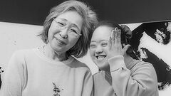 ダウン症の書家・金澤翔子の転身。母・泰子「自身の没後、どうすれば幸せに生きて行けるのかと考え続け。喫茶店を開店し、《町に託す》道へ」