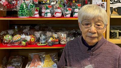 90歳のてまり師範。てまりに魅せられ50年。長男の妻の勧めで道の駅で手作りのてまりを販売。今も1日2、3時間は針を動かす