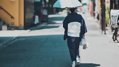 着るだけで腰痛・尿もれ対策に？無意識に「インナーマッスル」が鍛えられる「和装生活」の秘密…呉服店店主が語る＜老いを美しさに変える着物の力＞