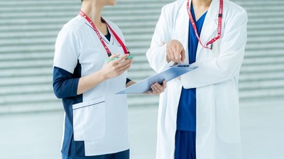 「腰痛」に苦しむ看護師たち。3、4時間立ちっぱなしは当たり前、20代半ばで坐骨神経痛に…。オペ室勤務のナースが語るリアル