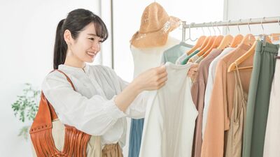 気づいたら同じ色の服ばかり…少し色を足すだけで、着こなしの幅がグッと広がる！人気スタイリストが教える、グレーや黒に合う色の選び方・合わせ方