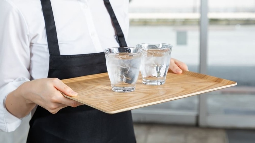 1時間以上並んだのに「お待たせしました」の一言も無し…人気の飲食店で残った接客への違和感。不快感はすべてを台無しにする