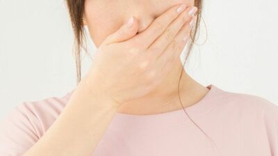 なぜ50代以降の女性で＜口臭リスク＞が一気に高まるのか？実は「更年期」や「あの装置」が影響していて…原因とセルフケアを歯科医師が解説！