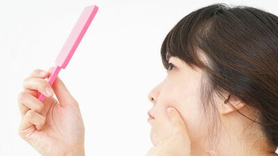 悩む人が多い顔や背中の＜ポツポツ＞の正体、それって実は…薄着の季節を前に対応したい大人の肌トラブル。6割の人が知らない「対処法」とは？