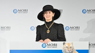 北川景子が新CM発表会に＜貴婦人姿＞で登場。「役柄的に１年中やつれていたので健康を取り戻したい」来年取り組むのは「温活」