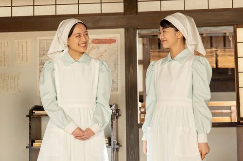『風、薫る』場面写真　直美（上坂樹里）とりん（見上愛）