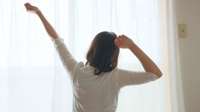 1日1分でOK!朝のだるい体を目覚めさせる〈簡単ストレッチ〉5つを紹介。小林弘幸「同時に副交感神経のはたらきもアップし…」