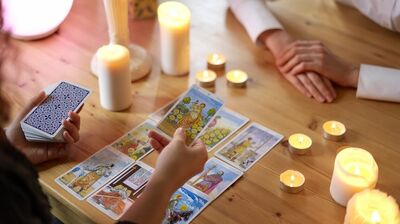 高度経済成長期に巻き起こった<占いブーム>…鏡リュウジが考える「上り調子の時代に占いが流行った理由」とは?