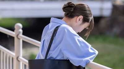「自分はみんなから必要とされていない人間」ライバル同期の言葉に自信を失った女性。単なる憶測を過度に一般化している可能性も。歪んだ認知になっていないか点検を