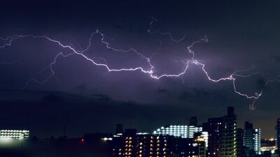 夏に気をつけたい雷。落ちやすい場所と安全な場所は？雷サージで家電やパソコンが壊れることも…。気象庁の「雷ナウキャスト」も参考に！