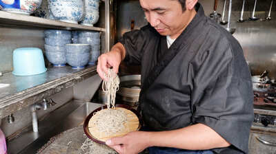 「まさに立ち食いそば残酷物語」なぜ＜深夜ワンオペ＞は敬遠されるのか？都内そばチェーン店の面接で見えた実態とは