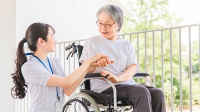 高齢者が笑顔で外出を楽しみ、家族や職員と冗談を交わす…東大生として起業後、迷走していた著者を支えた「介護現場のリアル」とは