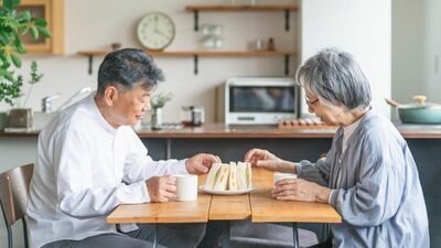 定年退職した夫のお昼ご飯作りは大変？自分だけなら簡単なものでいいのに…夫から「食事はまだなのか」と催促されたとなると…