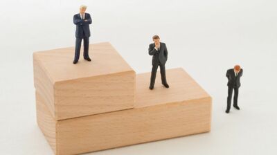 「うちの夫は部長。お宅は課長なの?もっと頑張ってもらわなきゃね」とBさんにマウントを取る60代のAさん。でもBさんの夫は大企業勤務。私が助け舟を出すべき?