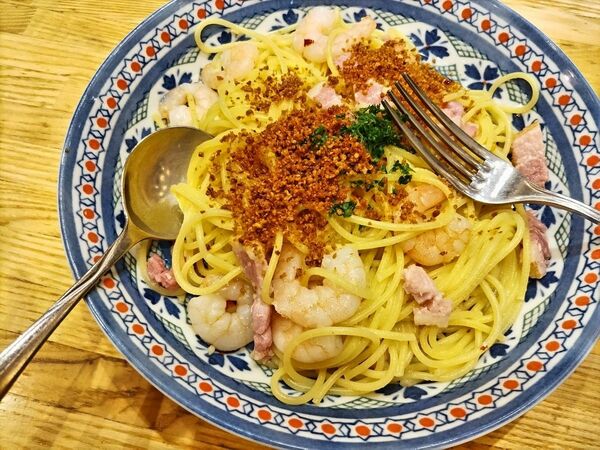 パステルのパスタの写真。