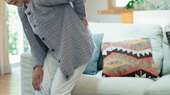 年を重ねるにつれて腰が曲がる「変性後弯症」は早期発見・早期対策が肝心。＜肩甲骨ストレッチ＞と＜大殿筋トレーニング＞で正しい姿勢を保つ