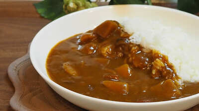平野レミ　最初に作った普通の料理は「カレー」だった。いろいろやった後に辿りついた、小麦粉を使わず野菜で「とろみ」を出す我が家のレシピとは