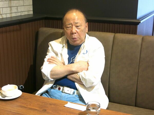 インタビューを受ける近藤光史さん