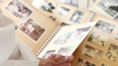 認知症で施設に入る伯母の家の片付け。思い出の写真を見るのが辛くて捨てる自分と、こっそり持ち帰る母。思いはそれぞれで