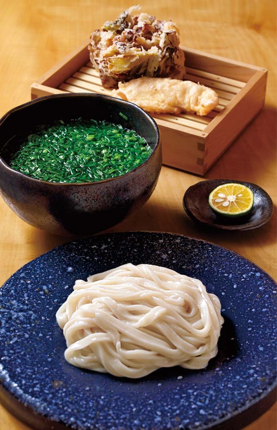 「塩うどん」と「にらうどん」各1000円。奥が「浅漬けキャベツとメンマのかき揚げ」400円と、「ふつうのささみ天」300円