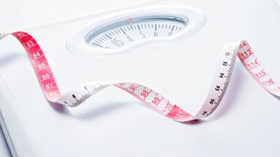 毎日体重計に乗るだけ。「測るだけダイエット」で「服がきつくなった」を回避する