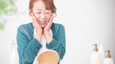 「大人こそ、ピンク下地一択！」河北裕介が教える、くすみ・クマ・ほうれい線をカバーする＜50代からのベースメイク＞