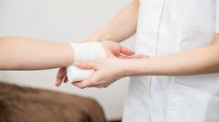 駅で転倒し「骨折と同じくらいのダメージ」に。72歳・林真理子がたどり着いた「急がない」生き方