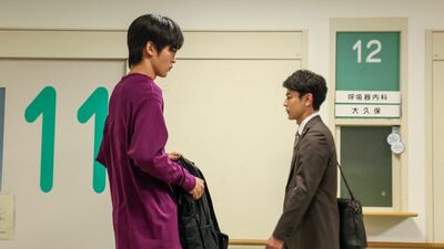 日曜劇場『ザ・ロイヤルファミリー』次回、目黒蓮演じる物語の鍵を握る重要人物が姿を現す。第3話では、栗須と耕造が新たな競走馬を探し始めて…