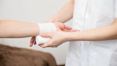 駅で転倒し「骨折と同じくらいのダメージ」に。72歳・林真理子がたどり着いた「急がない」生き方