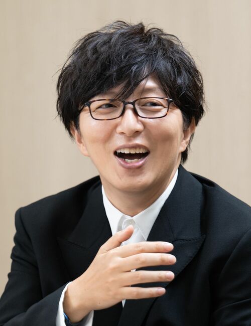 笑顔でインタビューを受けるRAG FAIR土屋礼央さん