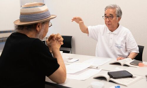（左）鎌田實 （右）大村崑