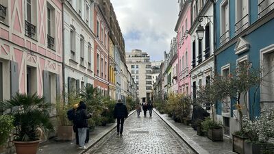 「新しいパリ」の小道を散歩。芸術家の街、カラフルな通り、映画のような田舎の村…知られざる魅力とは