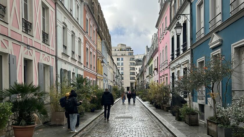 「新しいパリ」の小道を散歩。芸術家の街、カラフルな通り、映画のような田舎の村…知られざる魅力とは