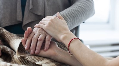母を過度に「認知症患者」と見ていた娘。専門医が診療であえて意識したこととは。家族に必要なのは＜病気＞ではなく＜本人＞を見ること