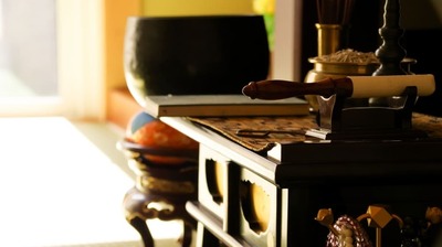 「死んだ主人が家の中にいる。ずっと出ていってくれないの」夫の死後、異常な言動を見せるようになった老女。親族に依頼され家を訪れると…