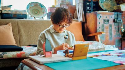 韓国の手芸品・ポジャギ制作を55歳で始めて20年。一生続けたいと思える理由は？老眼鏡をかけながら、一針一針根気強く縫い上げる