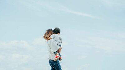 妊娠中にコンパニオンに入れ込むクズっぷりに愛想が尽き、夫と離婚したのは息子が4歳の時。借金で自己破産した夫からは養育費も途絶え…