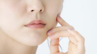 「なんか疲れてる?」よく言われる人がハマりがちなメイクの失敗とは?健康的に見せたいオトナ女性が意識すべきパーツはこの2つ