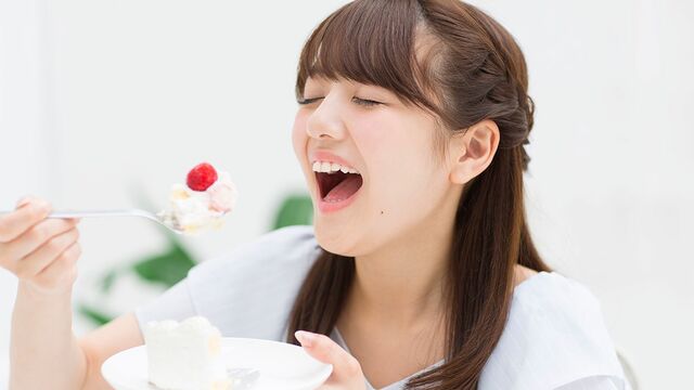ケーキを食べる女性