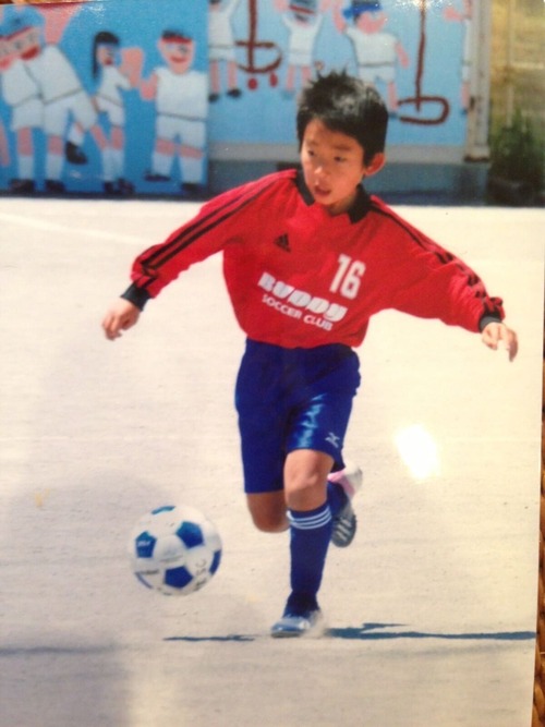 サッカーをしている子ども時代の翔大