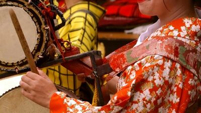 軍艦マーチからアニメソングまでレパートリーは300曲以上!古くて新しい職業<チンドン屋>その実態とは?親方・堀田祐子「私は好きな職業に就けてラッキー」