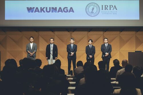 記者会見の登壇者一同
