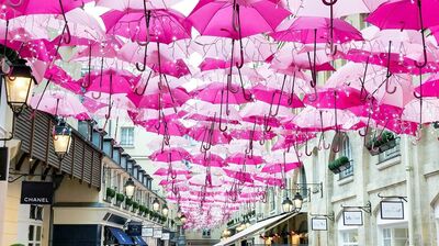 小雨なら帽子やフードで、ザーザー降りは雨宿りでやり過ごそうとするフランス人。お店でも長傘はあまり見かけない分、代わりにあるモノが多く売られていて…