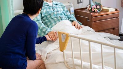 ＜入院したアラ還夫＞「退院の迎えも忘れられ、頼んだ物も買ってこない…」30年連れ添った妻の対応に失望。「弱った時こそ助け合うのが夫婦では」との訴えに女性たちの反応は…