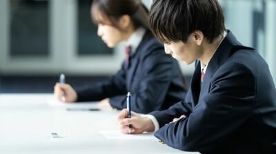 なぜ学歴マウントを取らずにはいられないのか「僕の気持ちは三流大の父にはわからない」30歳でアルバイトの息子や「自分より学歴が低い男性は尊敬できない」と転職を繰り返す女性の心理とは