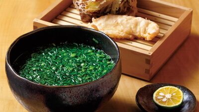 【三田・自家製麺へんくつ】意表を突く発想で話題の、小麦の旨みにこだわったうどん店。客の7割が注文するという〈にらうどん〉の人気の秘密は