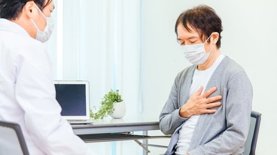 心電図に異常はないのに、体を動かすと胸が苦しい50代男性。家庭医「動くと痛む・休むと治まる＜ある病気＞が疑われ、ついには一刻を争う事態に…」
