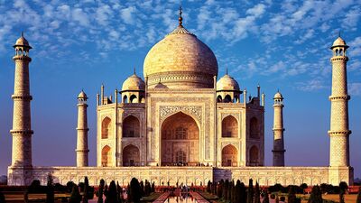 インド・イスラム建築の最高傑作「タージ・マハル」見事な左右対称に設計された霊廟は、妻を弔うために