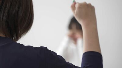 ＜音や怒鳴り声で体がこわばる＞＜誰かの機嫌に異様なほど敏感＞幼少期に受けた「躾」という名の虐待。その結果、脳と神経が…専門家が解説